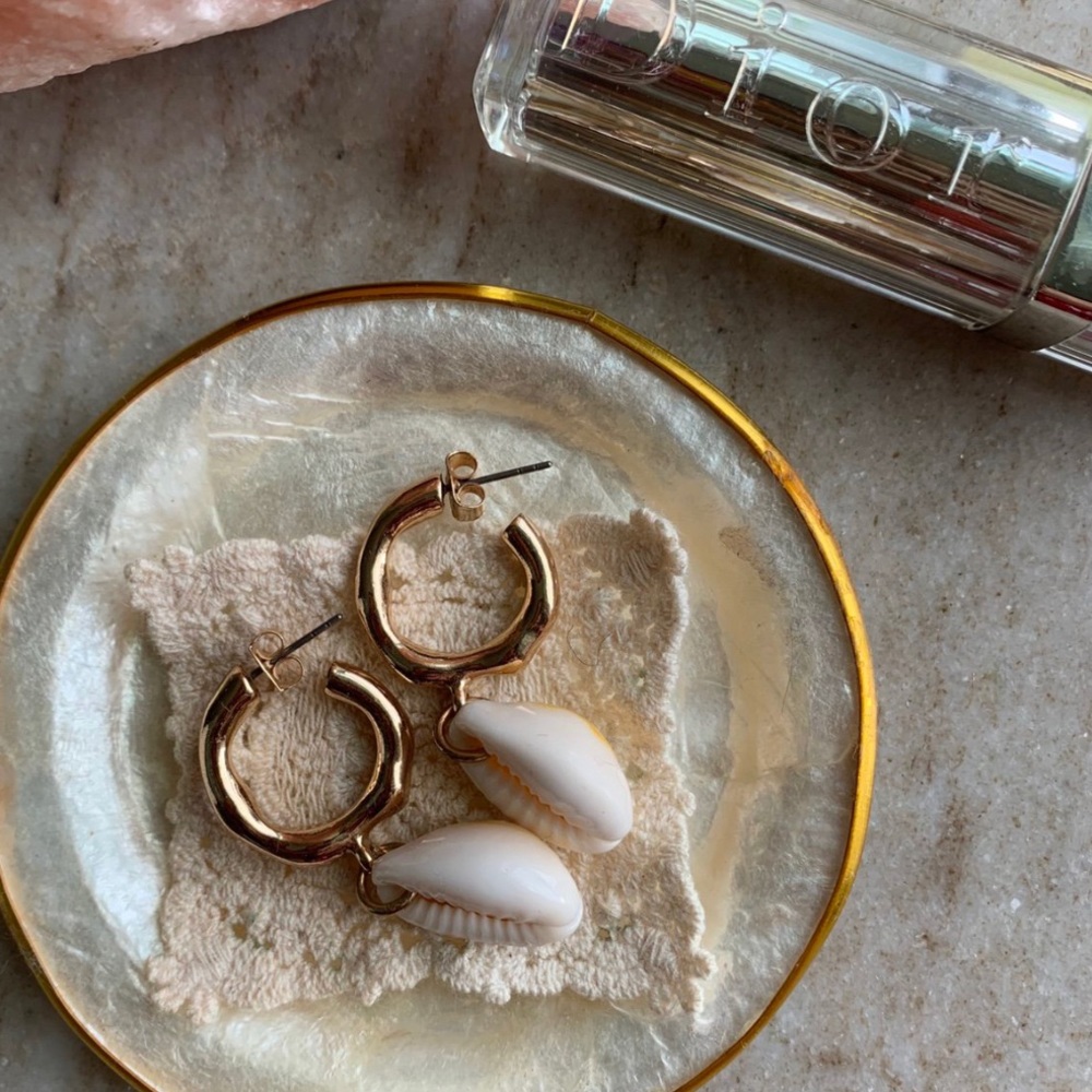 Vintage Looking Gold Hoop Shell Earrings 🐚 💫